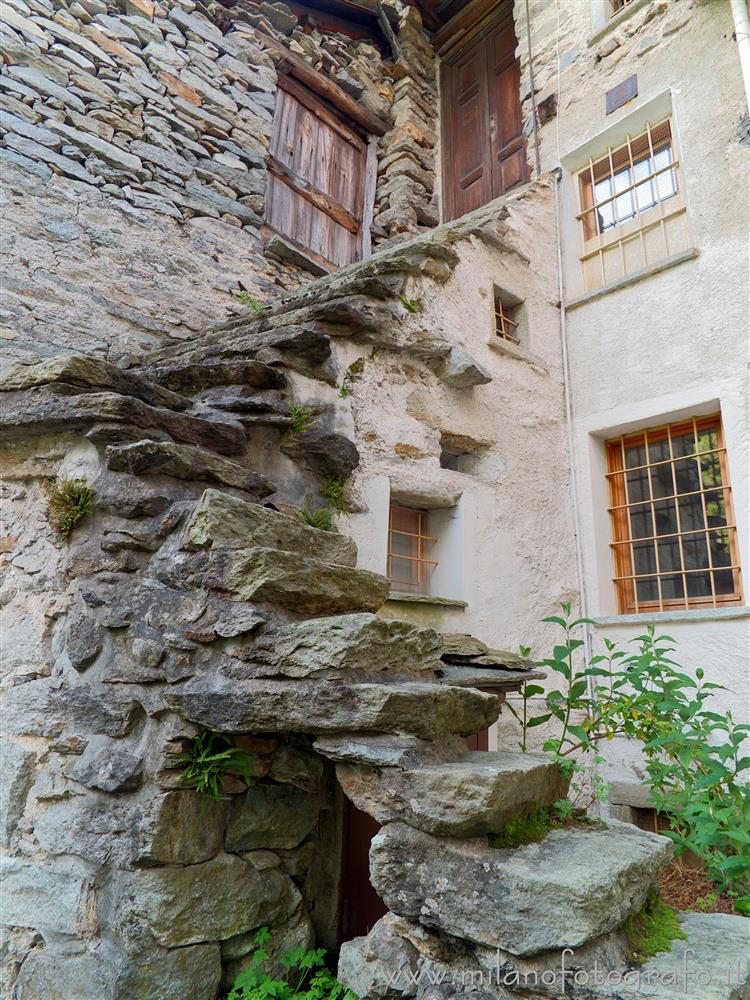 Montesinaro frazione di Piedicavallo (Biella) - Scala di pietra esterna